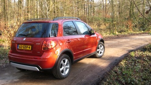 Op zoek naar iets stoers, met genoeg ruimte, maar een schappelijk prijskaartje? Dan is de Suzuki SX4 zo gek nog niet! We reden de opgestoerde versie met 4Grip vierwielaandrijving en een 1.6 onder de k
