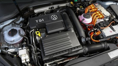 Autotest Volkswagen Golf GTE, de eerste Golf plug-in hybride. In Nederland voor zakelijk rijders met 7% bijtelling vanaf 119 euro per maand.