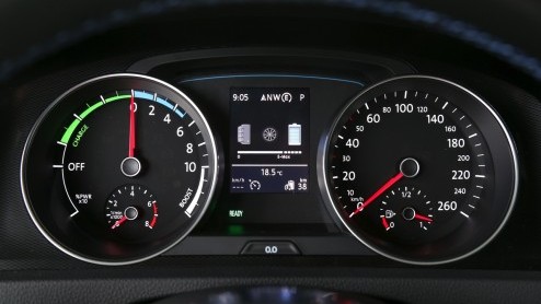 Autotest Volkswagen Golf GTE, de eerste Golf plug-in hybride. In Nederland voor zakelijk rijders met 7% bijtelling vanaf 119 euro per maand.