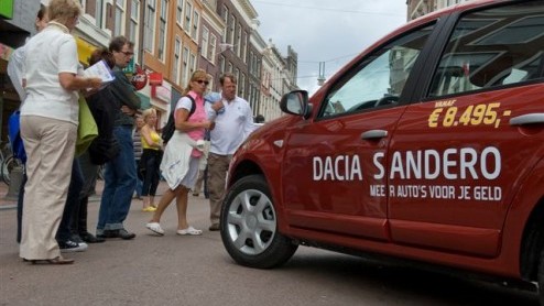 De afgelopen weken kon het winkelend publiek in Rotterdam en Leiden kennismaken met de nieuwe Dacia Sandero. De vanafprijs van 8.495 euro leverde heel wat verbaasde blikken op; Zo laag?