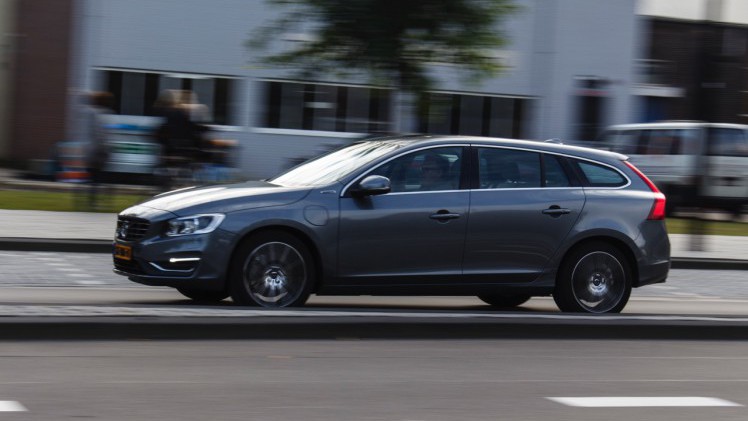 Autotest Volvo V60 D5 Twin Engine, de plug-in hybride met in 2016 nog vijf jaar lang 15% bijtelling. Wat heeft de Zweedse Estate te bieden voor de lease? Wij stappen in.