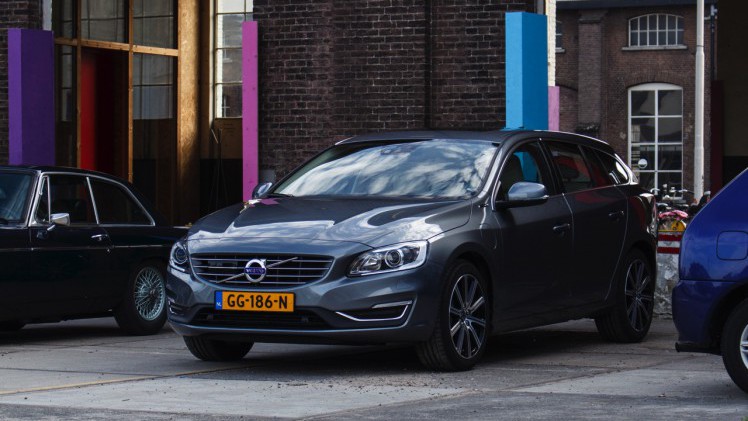 Autotest Volvo V60 D5 Twin Engine, de plug-in hybride met in 2016 nog vijf jaar lang 15% bijtelling. Wat heeft de Zweedse Estate te bieden voor de lease? Wij stappen in.