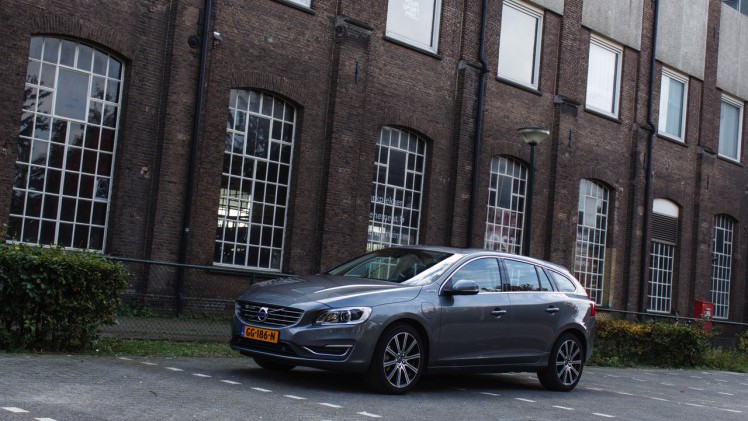 Autotest Volvo V60 D5 Twin Engine, de plug-in hybride met in 2016 nog vijf jaar lang 15% bijtelling. Wat heeft de Zweedse Estate te bieden voor de lease? Wij stappen in.