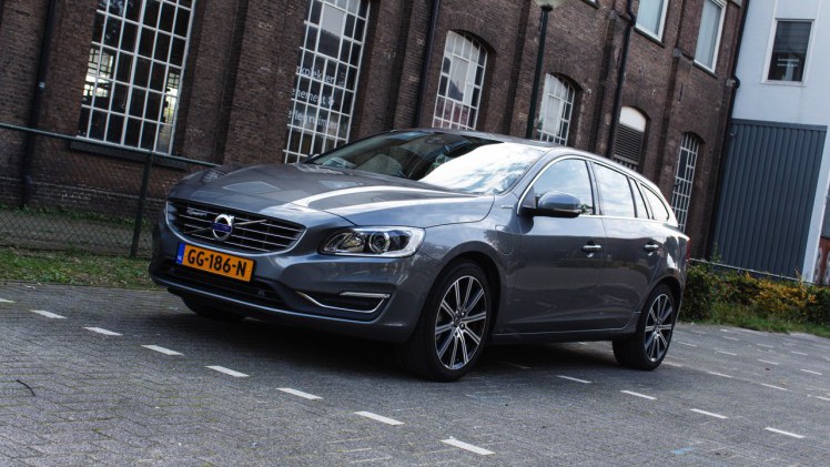 Autotest Volvo V60 D5 Twin Engine, de plug-in hybride met in 2016 nog vijf jaar lang 15% bijtelling. Wat heeft de Zweedse Estate te bieden voor de lease? Wij stappen in.