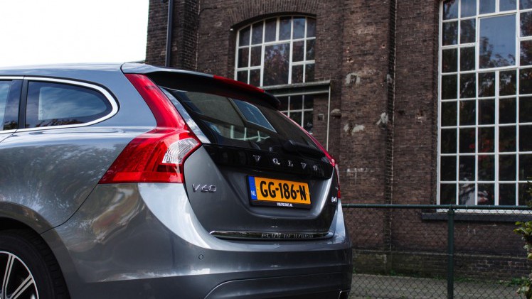 Autotest Volvo V60 D5 Twin Engine, de plug-in hybride met in 2016 nog vijf jaar lang 15% bijtelling. Wat heeft de Zweedse Estate te bieden voor de lease? Wij stappen in.
