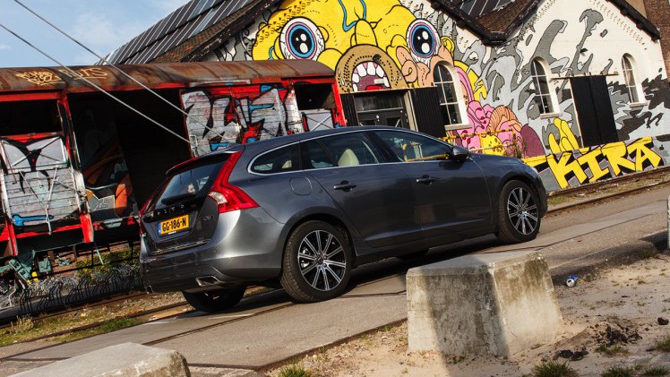 Autotest Volvo V60 D5 Twin Engine, de plug-in hybride met in 2016 nog vijf jaar lang 15% bijtelling. Wat heeft de Zweedse Estate te bieden voor de lease? Wij stappen in.