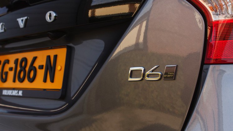 Autotest Volvo V60 D5 Twin Engine, de plug-in hybride met in 2016 nog vijf jaar lang 15% bijtelling. Wat heeft de Zweedse Estate te bieden voor de lease? Wij stappen in.