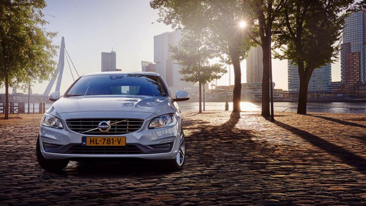 Autotest Volvo V60 D5 Twin Engine, de plug-in hybride met in 2016 nog vijf jaar lang 15% bijtelling. Wat heeft de Zweedse Estate te bieden voor de lease? Wij stappen in.