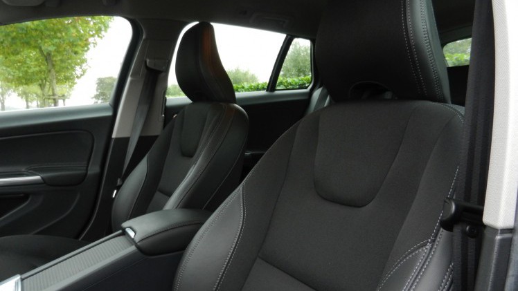 Autotest Volvo V60 D5 Twin Engine, de plug-in hybride met in 2016 nog vijf jaar lang 15% bijtelling. Wat heeft de Zweedse Estate te bieden voor de lease? Wij stappen in.