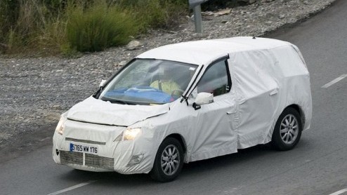 In navolging van de op stapel staande Renault Megane, ligt de nieuwe Scenic ook in het verschiet. Deze ruimtelijke telg ziet net als broer Megane ook volgend jaar het levenslicht. De nieuwe Scenic wer
