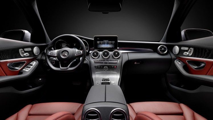Wel de looks maar niet het vermogen. Dat is de kern van de Mercedes C-Klasse AMG Sport Editions met AMG Line en nog meer luxe.