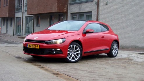 Wie de Golf wat te gewoontjes vindt en zijn of haar wilde haren nog niet verloren is, kan bij Volkswagen voortaan weer de Scirocco bestellen. D hit uit vroeger jaren is namelijk weer tot leven gewekt