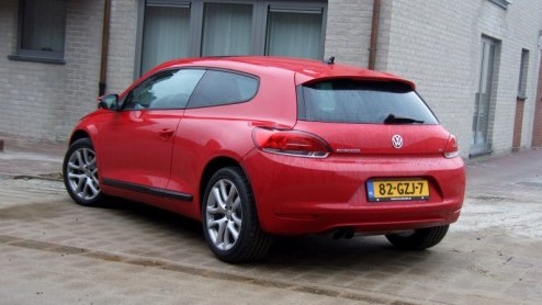 Wie de Golf wat te gewoontjes vindt en zijn of haar wilde haren nog niet verloren is, kan bij Volkswagen voortaan weer de Scirocco bestellen. D hit uit vroeger jaren is namelijk weer tot leven gewekt