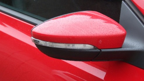 Wie de Golf wat te gewoontjes vindt en zijn of haar wilde haren nog niet verloren is, kan bij Volkswagen voortaan weer de Scirocco bestellen. D hit uit vroeger jaren is namelijk weer tot leven gewekt