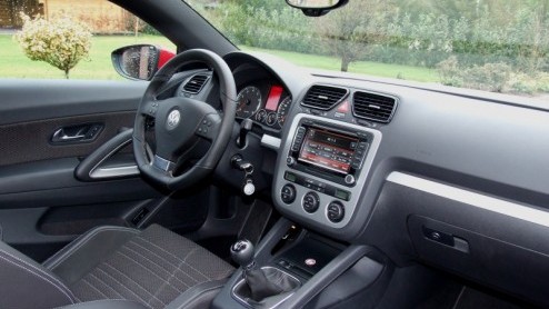 Wie de Golf wat te gewoontjes vindt en zijn of haar wilde haren nog niet verloren is, kan bij Volkswagen voortaan weer de Scirocco bestellen. D hit uit vroeger jaren is namelijk weer tot leven gewekt
