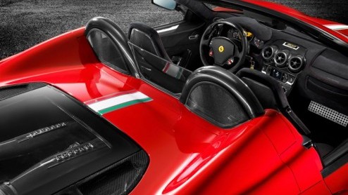 Ferrari heeft de nieuwe Scuderia Spider 16M onthuld tijdens de World Finals in Mugello om de recente overwinning in het Formula 1 Constructors World Championship 2008 te vieren en belooft het neusje