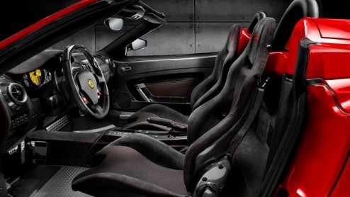 Ferrari heeft de nieuwe Scuderia Spider 16M onthuld tijdens de World Finals in Mugello om de recente overwinning in het Formula 1 Constructors World Championship 2008 te vieren en belooft het neusje