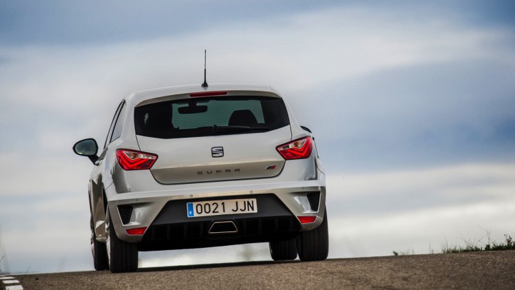 Autotest nieuwe Seat Ibiza Cupra 1.8 TSI. De Facelift van de Ibiza Cupra bezorgt Seat een leuke hot hatch met de beste pret-/prijs verhouding!