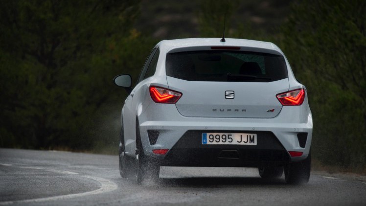 Autotest nieuwe Seat Ibiza Cupra 1.8 TSI. De Facelift van de Ibiza Cupra bezorgt Seat een leuke hot hatch met de beste pret-/prijs verhouding!