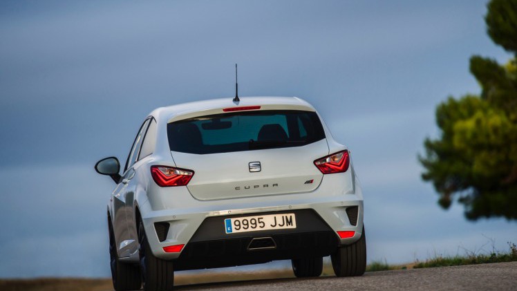 Autotest nieuwe Seat Ibiza Cupra 1.8 TSI. De Facelift van de Ibiza Cupra bezorgt Seat een leuke hot hatch met de beste pret-/prijs verhouding!