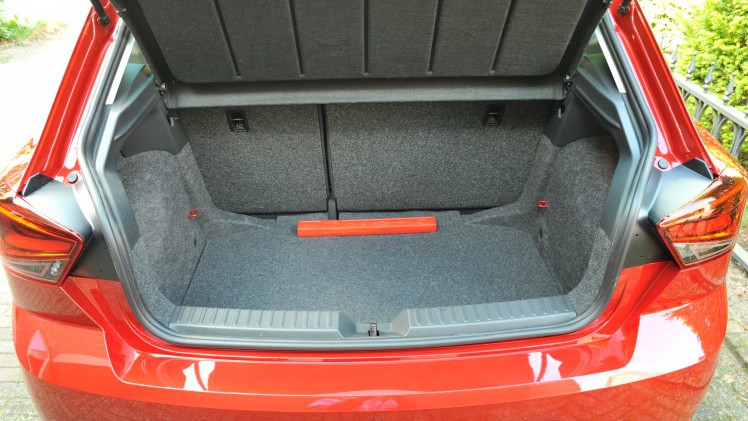 Seat concentreert zich met de nieuwe Ibiza vooral op de 1 liter motor, in de meeste gevallen met turbo. De sportief getinte FR-uitvoering brengt het model precies daar waar het hoort.