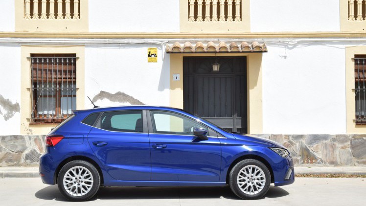 Seat zet eind juni de nieuwe generatie Ibiza in de showroom. De auto staat op een nieuw platform en is aanzienlijk groter geworden. AutoVandaag deed een rijtest.