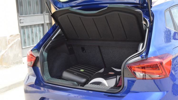 Seat zet eind juni de nieuwe generatie Ibiza in de showroom. De auto staat op een nieuw platform en is aanzienlijk groter geworden. AutoVandaag deed een rijtest.