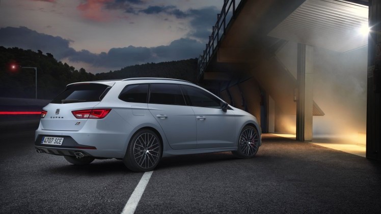 Seat stopt alles van de Leon Cupra nu ook in de stationversie, de Leon ST. Dat betekent 280 pk uit een 2,0 liter turbomotor, een sperdifferentieel en een 0-100 km/h sprint in 6,0 seconden.