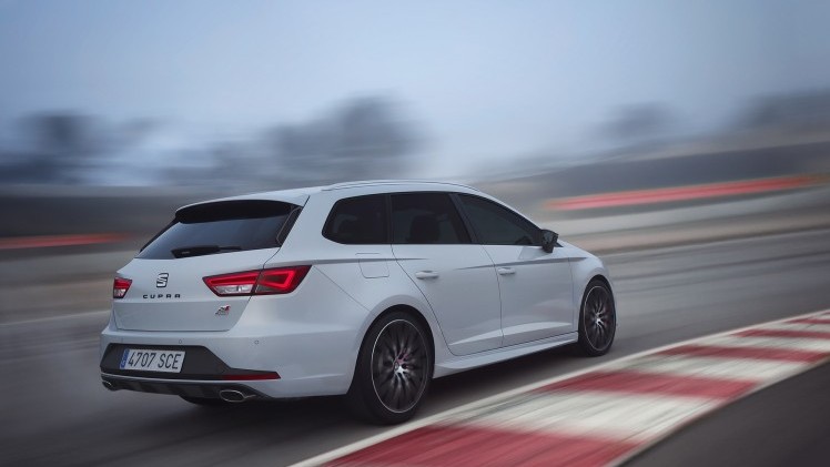 Seat stopt alles van de Leon Cupra nu ook in de stationversie, de Leon ST. Dat betekent 280 pk uit een 2,0 liter turbomotor, een sperdifferentieel en een 0-100 km/h sprint in 6,0 seconden.