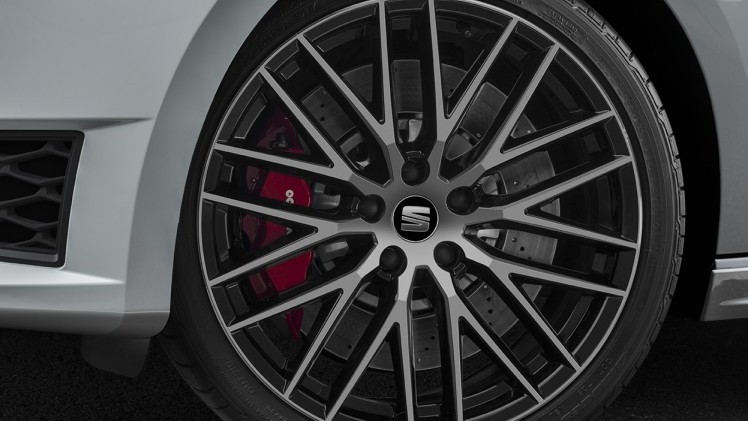 Seat stopt alles van de Leon Cupra nu ook in de stationversie, de Leon ST. Dat betekent 280 pk uit een 2,0 liter turbomotor, een sperdifferentieel en een 0-100 km/h sprint in 6,0 seconden.