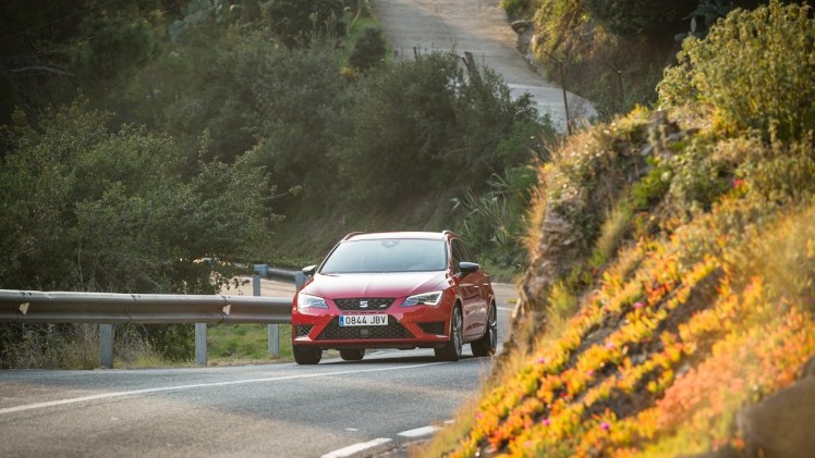 In deze autotest rijden we met de Seat Leon ST Cupra 280 van Circuit Zandvoort naar de Ramblas in Spanje. De rappe stationwagon leent zich voor spoedklussen!