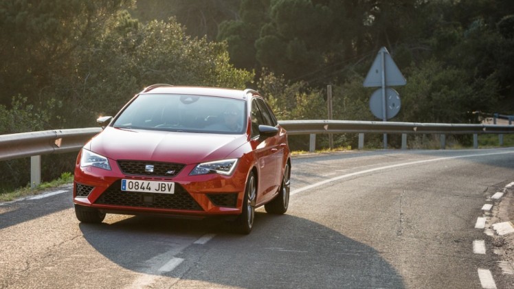 In deze autotest rijden we met de Seat Leon ST Cupra 280 van Circuit Zandvoort naar de Ramblas in Spanje. De rappe stationwagon leent zich voor spoedklussen!