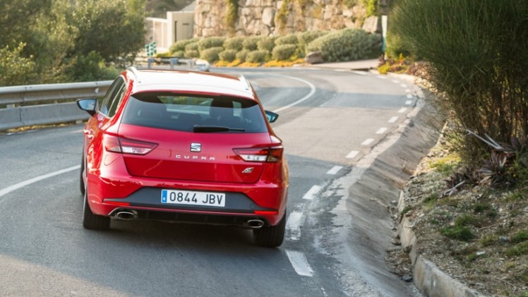 In deze autotest rijden we met de Seat Leon ST Cupra 280 van Circuit Zandvoort naar de Ramblas in Spanje. De rappe stationwagon leent zich voor spoedklussen!