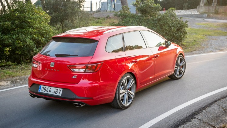 In deze autotest rijden we met de Seat Leon ST Cupra 280 van Circuit Zandvoort naar de Ramblas in Spanje. De rappe stationwagon leent zich voor spoedklussen!