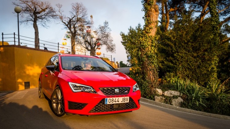 In deze autotest rijden we met de Seat Leon ST Cupra 280 van Circuit Zandvoort naar de Ramblas in Spanje. De rappe stationwagon leent zich voor spoedklussen!