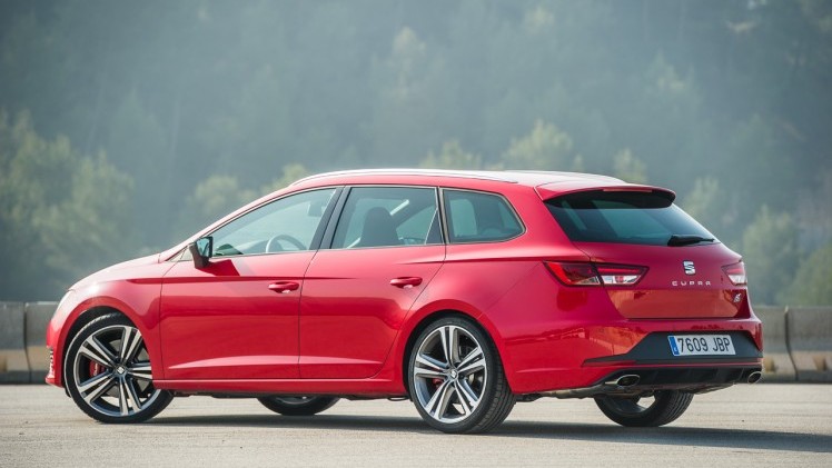 In deze autotest rijden we met de Seat Leon ST Cupra 280 van Circuit Zandvoort naar de Ramblas in Spanje. De rappe stationwagon leent zich voor spoedklussen!