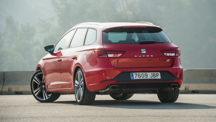 In deze autotest rijden we met de Seat Leon ST Cupra 280 van Circuit Zandvoort naar de Ramblas in Spanje. De rappe stationwagon leent zich voor spoedklussen!