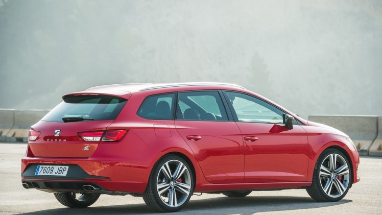 In deze autotest rijden we met de Seat Leon ST Cupra 280 van Circuit Zandvoort naar de Ramblas in Spanje. De rappe stationwagon leent zich voor spoedklussen!