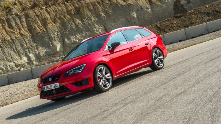 In deze autotest rijden we met de Seat Leon ST Cupra 280 van Circuit Zandvoort naar de Ramblas in Spanje. De rappe stationwagon leent zich voor spoedklussen!