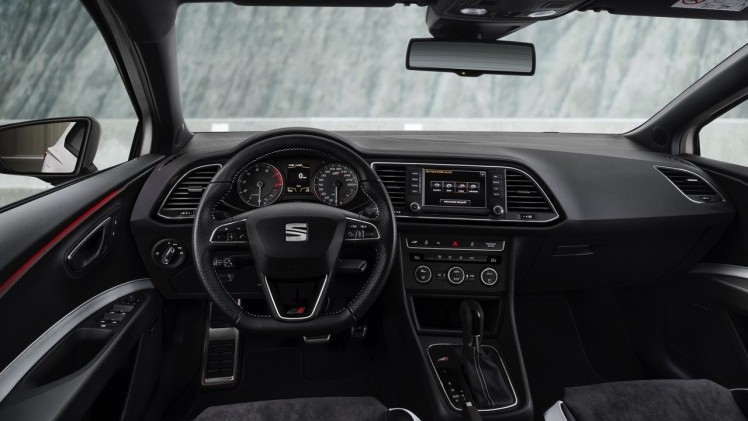 In deze autotest rijden we met de Seat Leon ST Cupra 280 van Circuit Zandvoort naar de Ramblas in Spanje. De rappe stationwagon leent zich voor spoedklussen!