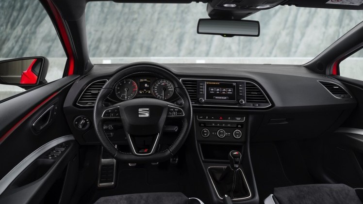 In deze autotest rijden we met de Seat Leon ST Cupra 280 van Circuit Zandvoort naar de Ramblas in Spanje. De rappe stationwagon leent zich voor spoedklussen!