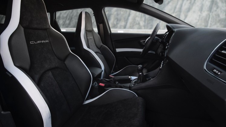 In deze autotest rijden we met de Seat Leon ST Cupra 280 van Circuit Zandvoort naar de Ramblas in Spanje. De rappe stationwagon leent zich voor spoedklussen!