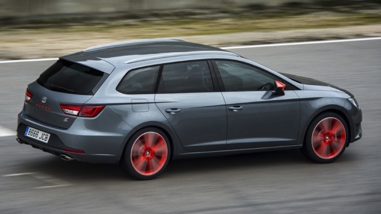 In deze autotest rijden we met de Seat Leon ST Cupra 280 van Circuit Zandvoort naar de Ramblas in Spanje. De rappe stationwagon leent zich voor spoedklussen!