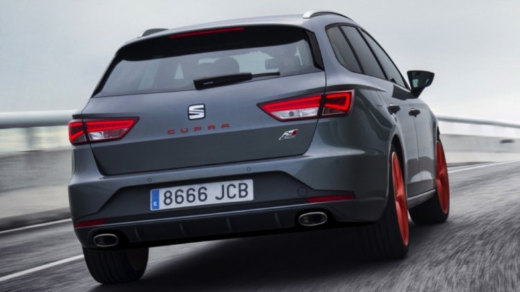 In deze autotest rijden we met de Seat Leon ST Cupra 280 van Circuit Zandvoort naar de Ramblas in Spanje. De rappe stationwagon leent zich voor spoedklussen!