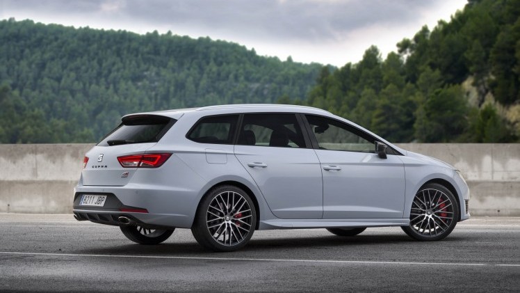 De Seat Leon is licht opgefrist. Voortaan is hij leverbaar met een driecilinder, nieuwe uitvoeringen en een verbeterd infotainmentsysteem. Ook is de X-Perience nu te krijgen met voorwielaandrijving.