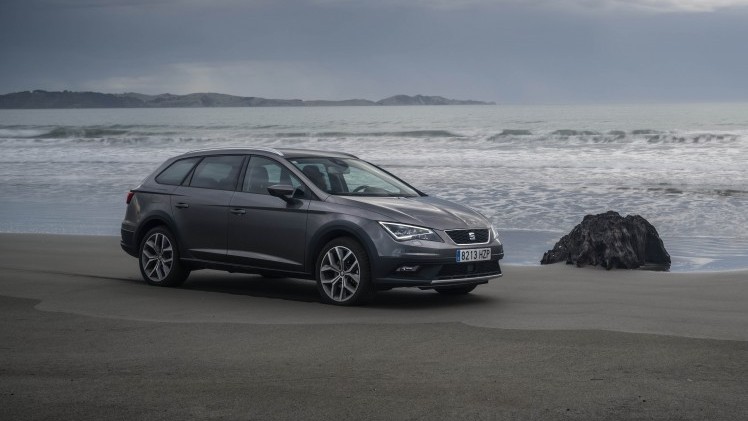 De Seat Leon is licht opgefrist. Voortaan is hij leverbaar met een driecilinder, nieuwe uitvoeringen en een verbeterd infotainmentsysteem. Ook is de X-Perience nu te krijgen met voorwielaandrijving.