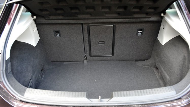 Seat geeft de Leon een kleine facelift en daarbij horen ook wat verbeteringen in het interieur en de uitrusting. De basis 1 liter 3 cilinder kan ook met DSG automaat worden geleverd.