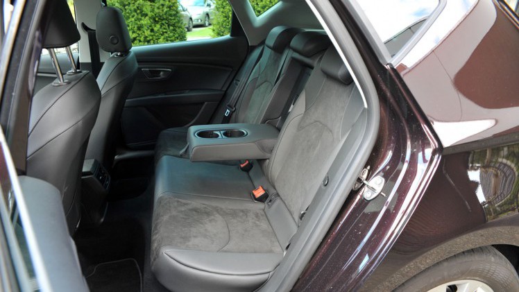 Seat geeft de Leon een kleine facelift en daarbij horen ook wat verbeteringen in het interieur en de uitrusting. De basis 1 liter 3 cilinder kan ook met DSG automaat worden geleverd.