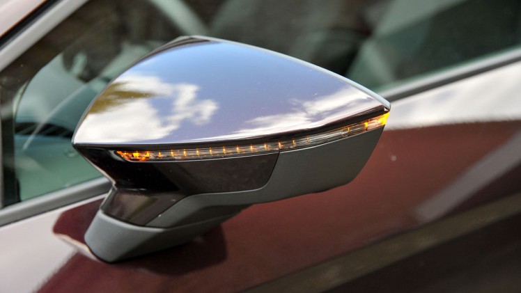 Seat geeft de Leon een kleine facelift en daarbij horen ook wat verbeteringen in het interieur en de uitrusting. De basis 1 liter 3 cilinder kan ook met DSG automaat worden geleverd.