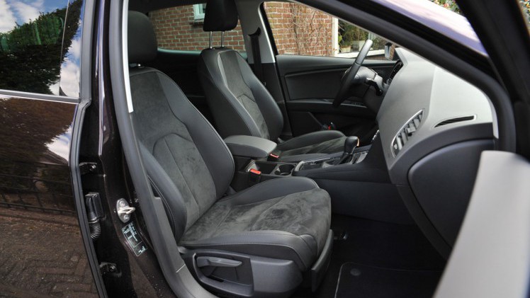 Seat geeft de Leon een kleine facelift en daarbij horen ook wat verbeteringen in het interieur en de uitrusting. De basis 1 liter 3 cilinder kan ook met DSG automaat worden geleverd.